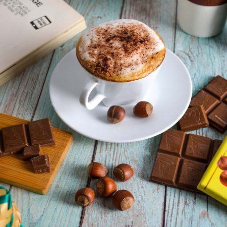 Caffè alla nocciola in tazza grande